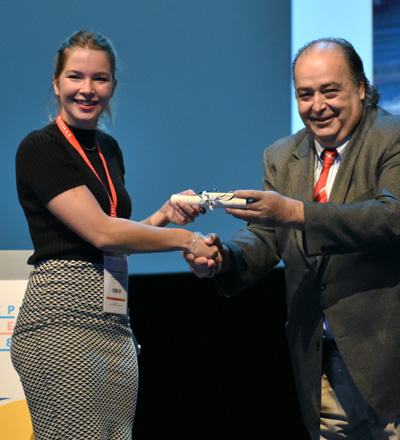 Merle Stellingwerf receiving her award from Ethem Geçim