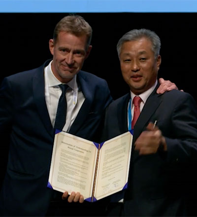 Per Nilsson and Jung Gu Kang signing MOU