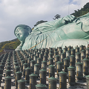 Vast bronze statue of the Buddha reclining