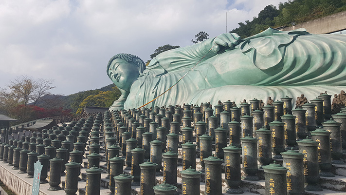 Vast bronze statue of the Buddha reclining